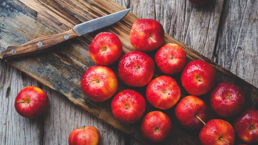 Las manzanas, entre otras frutas, contienen azúcares naturales