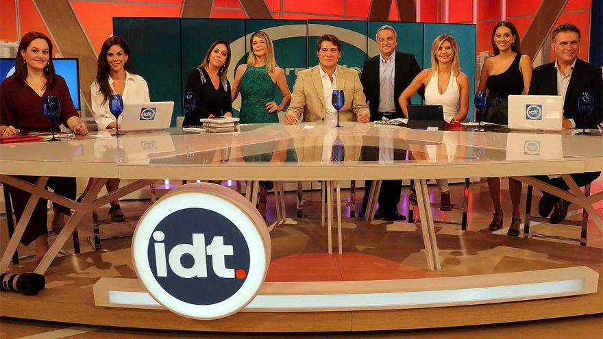 El nutrido staff del programa de Guillermo Andino.