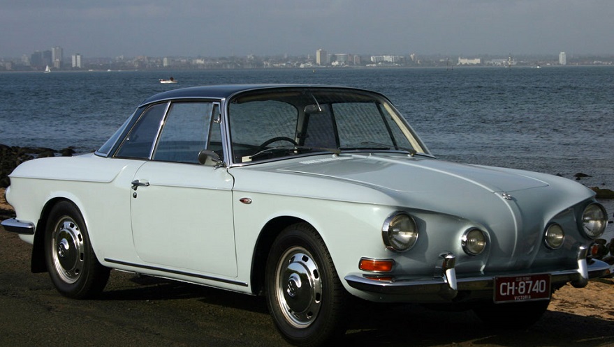 Karmann Ghia Type 34, entre los autos antiguos que estrenó un sistema de faros antinieblas.