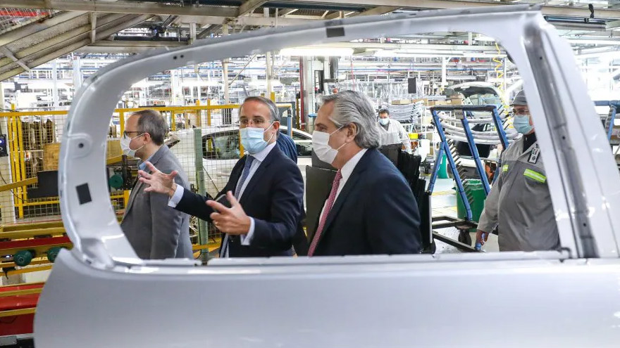 Alberto Fernández recorre la planta de Peugeot donde se produce el 208.