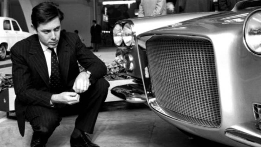 Sergio Pininfarina, junto a uno de sus diseños