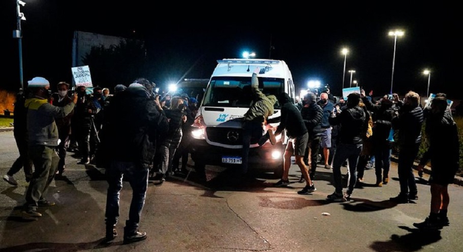 Lázaro Báez fue recibido por una violenta manifestación.