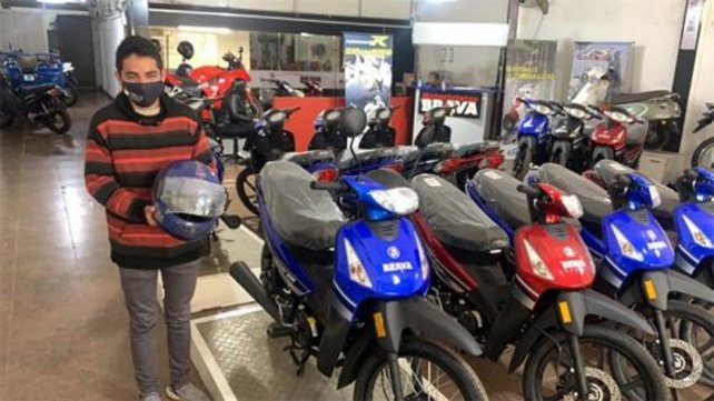 Jeremías recibió una moto que usaría para ir a trabajar como paramédico