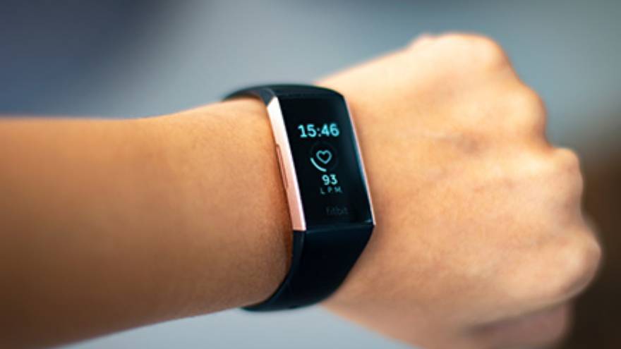 Las pulseras Fitbit son uno de los regalos para mamá