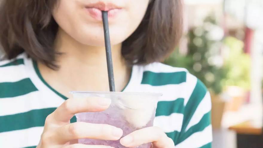 Tomar agua con una pajita y tapándose los oídos podría ser el truco definitivo para quitar el hipo