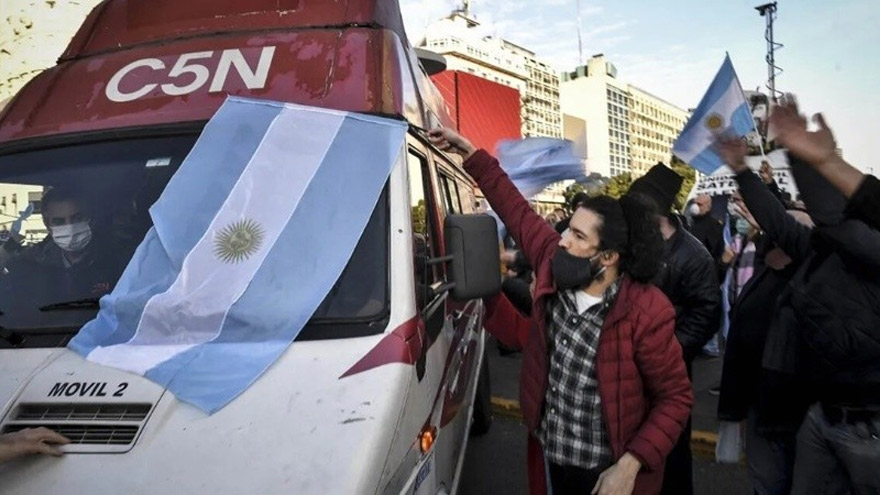 Los móviles de C5N, blanco de agresiones en las marchas opositoras.