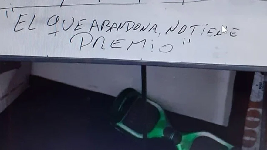 Los delincuentes llevaban la cuenta de sus estafas en una pizarra con una frase particular.