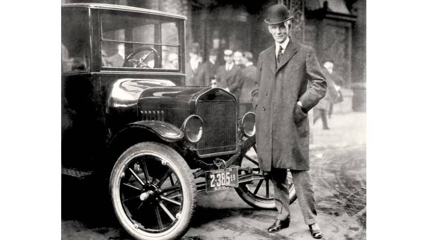 Henry Ford, junto a un Ford T, en 1921