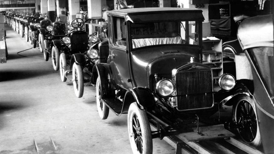 El Ford T inauguró la cadena de montaje como método de producción
