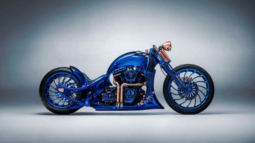 Perfil robusto para esta moto con un azul brillante.