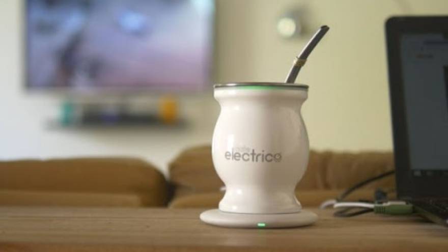 El mate eléctrico se puede conectar a la computadora y cebarlo mientras se trabaja o estudia