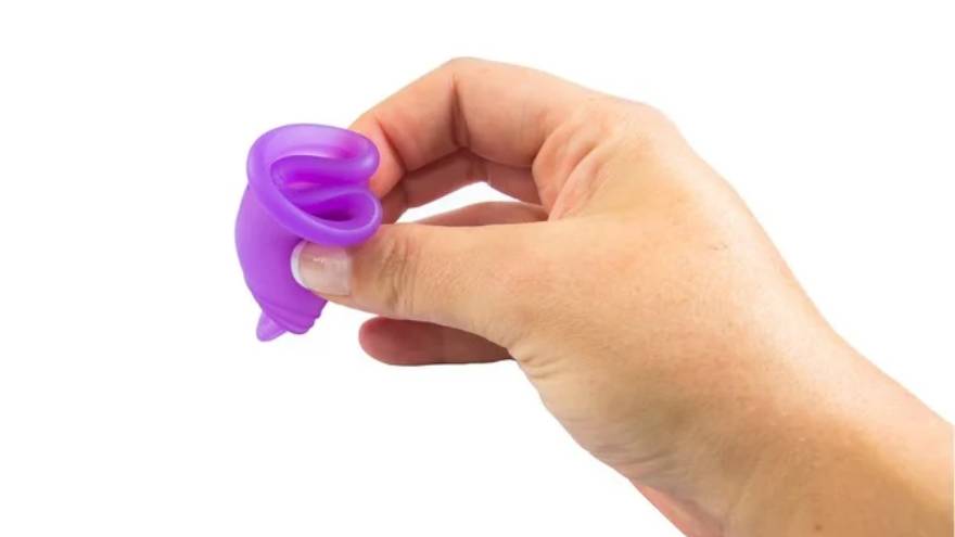Esta es una de las formas de plegar la copa menstrual para colocarla
