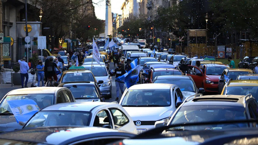 Una caravana de autos marchó por el centro.