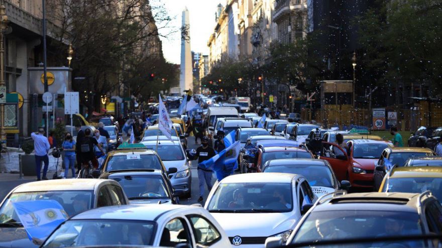 Los manifestantes, desde sus vehículos y usando barbijos, blandieron banderas argentinas