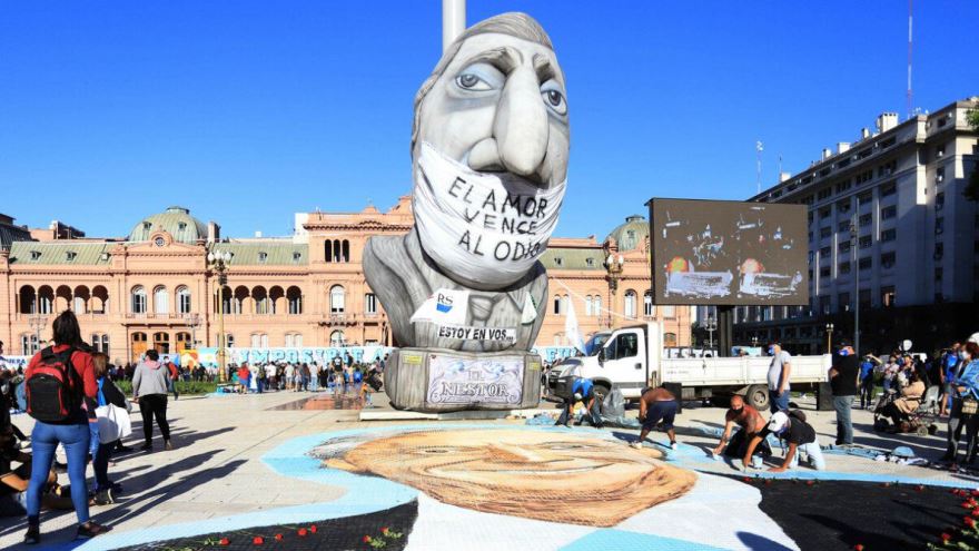 grupos de militantes pintaron en grandes dimensiones el rostro de Néstor