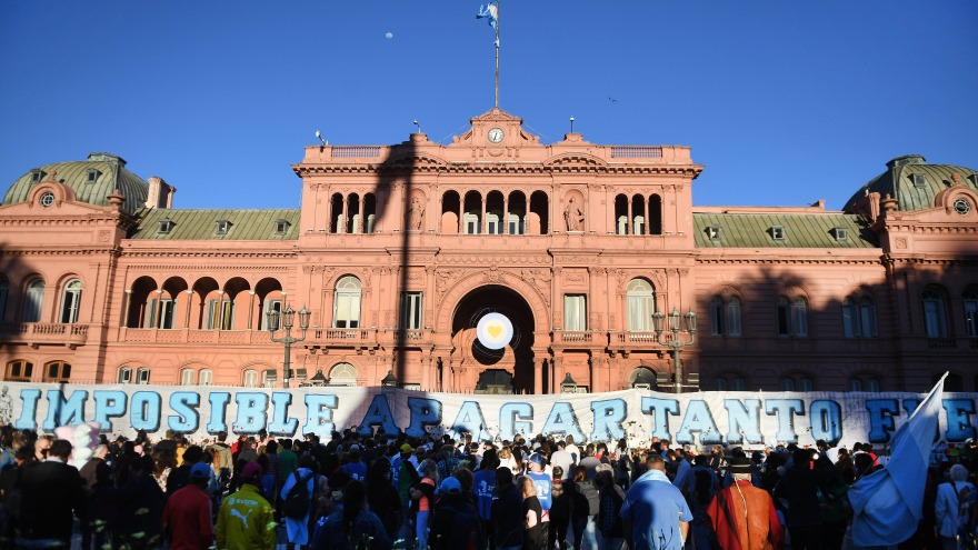El paseo público también fue colmado de carteles con diferentes consignas