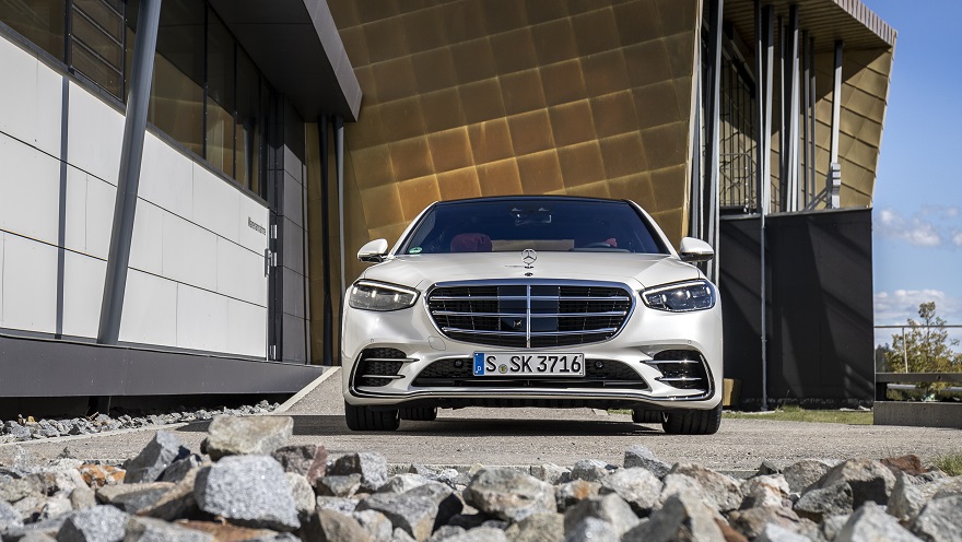 Mercedes Benz, con renovado frontal.