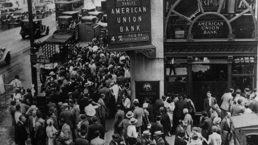Las corridas bancarias que tuvieron lugar en 1929 llevaron a la quiebra a muchos bancos