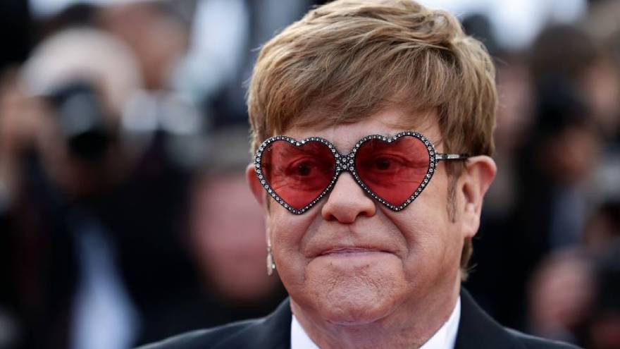 Elton John es uno de los autores de grandes frases de canciones