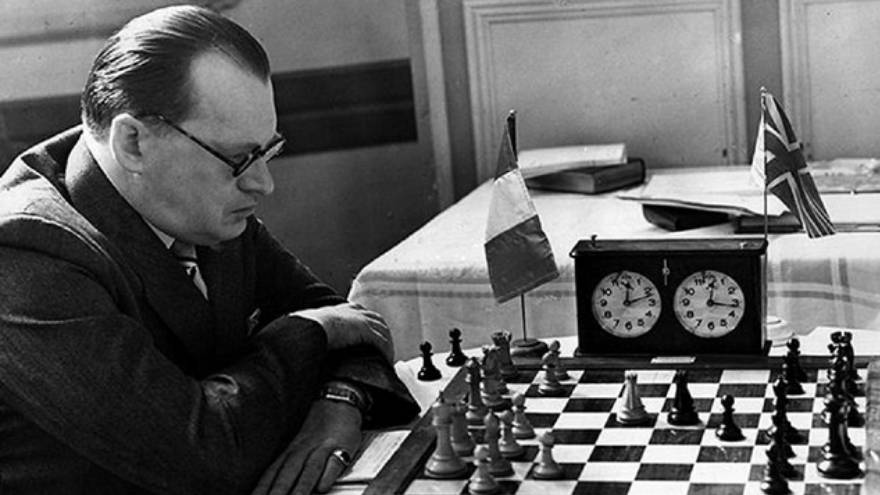 Alexander Alekhine es uno de los ajedrecistas que se mencionan en la serie
