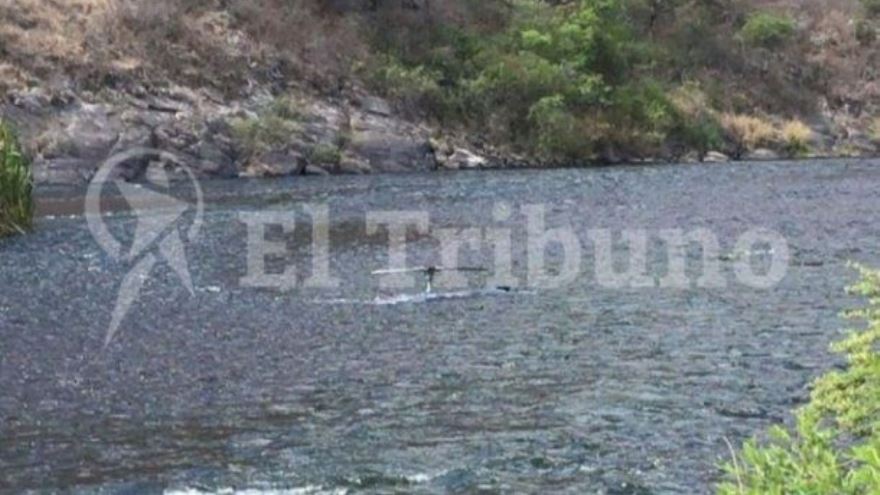Partes del helicóptero en lecho del río. Foto: El Tribuno de Salta.