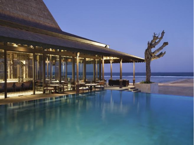 Piscina del Apurva Kempinski