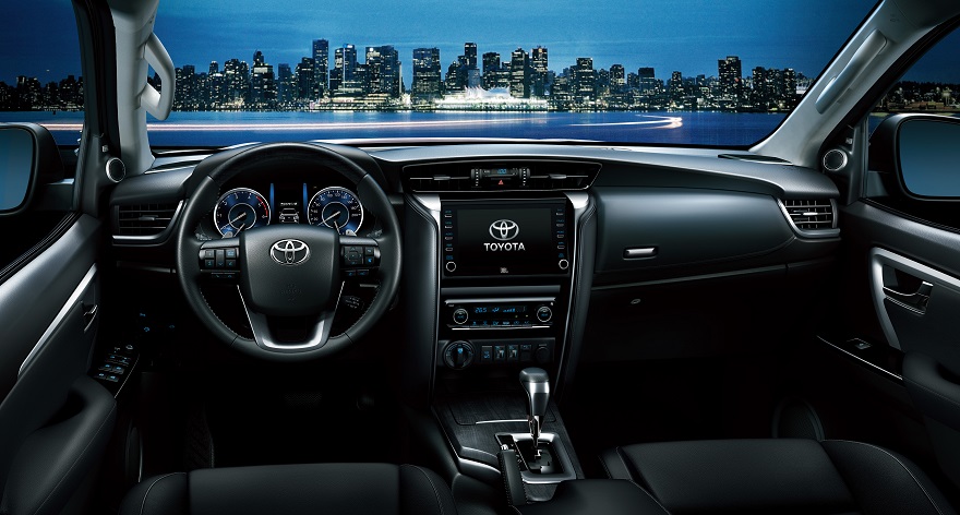 Por dentro, la Toyota SW4 estrena colores en tapizados y display.