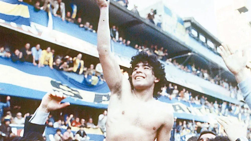Maradona, rodeado