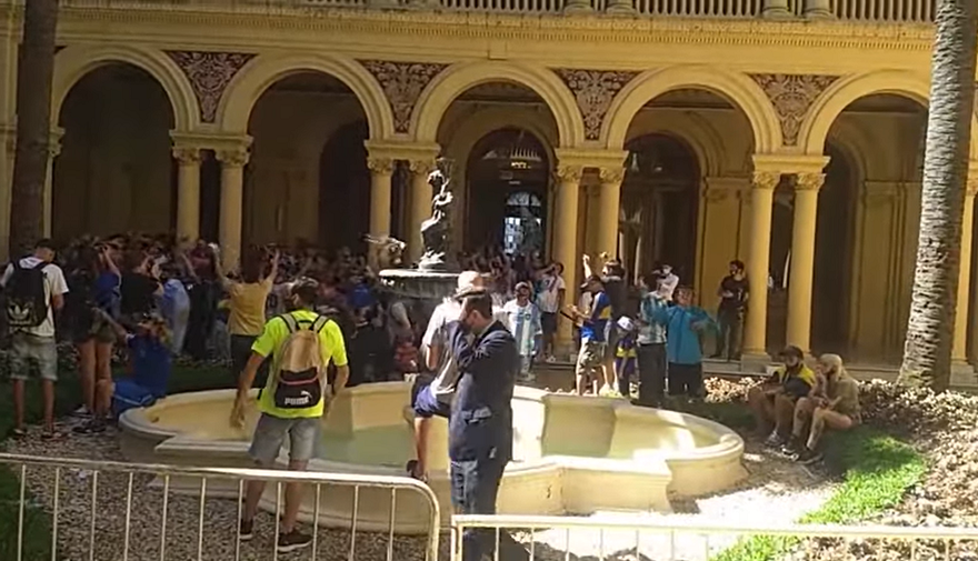 un grupo de simpatizantes dentro de la Casa Rosada