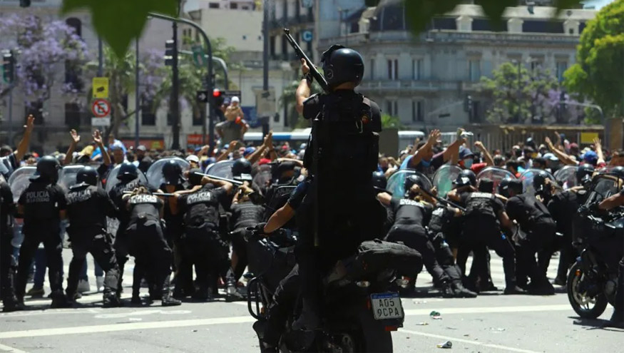 Las escenas de motos, balazos y corridas en la avenida 9 de Julio reflejaron un escenario bastante diferente al de unión y paz