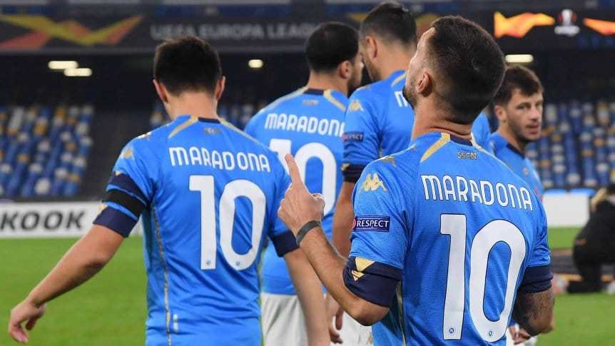 Plantel del Napoli utilizando el número 10 en homenaje a Maradona