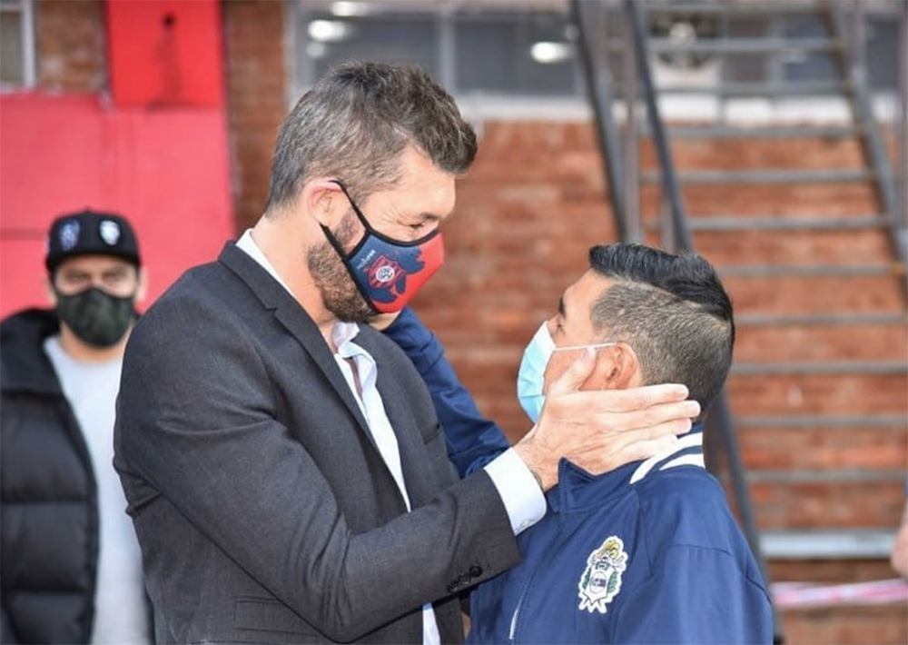 El conductor saluda al por entonces técnico de Gimnasia