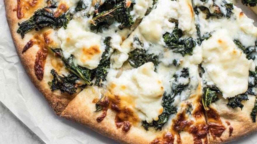 La pizza con kale es una de las recetas que se puede elegir