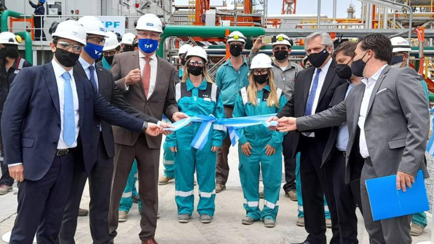 Alberto Fernández junto a Guillermo Nielsen en la inauguración de la central.