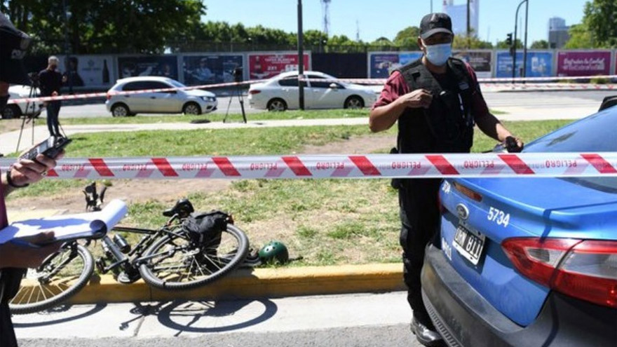 La policía de la Ciudad junto a la bicicleta del hombre asesinado.