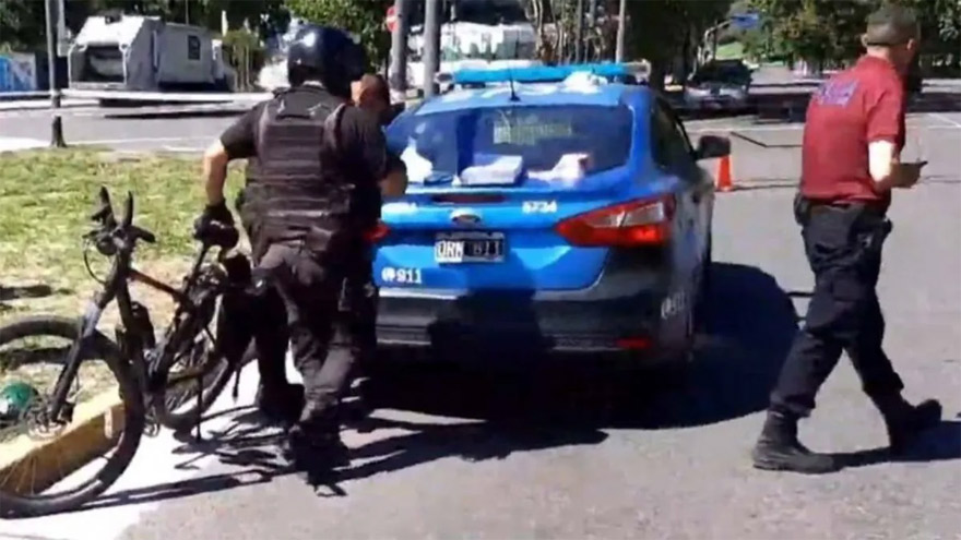 La policía de la Ciudad retira la bicicleta de la víctima que perdió al vida a mano de un grupo de delincuentes.