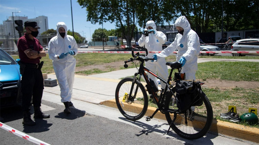 La policía de la Ciudad examina la bicicleta del hombre asesinado.