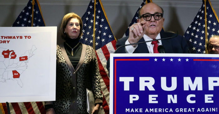 La abogada Sidney Powell junto al líder del equipo legal del presidente Trump, Rudy Giuliani, en una conferencia de prensa en la sede del Comité Nacional Republicano en el Capitolio de Washington, Estados Unidos, el 19 de noviembre de 2020. Foto tomada el 19 de noviembre de 2020.
