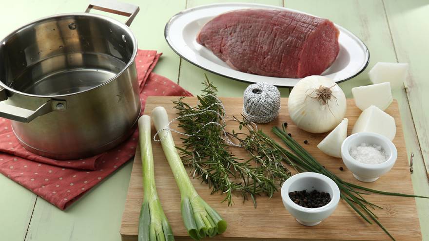 La carne para el vitel toné se debe preparar en un caldo de verduras y cocinar lentamente