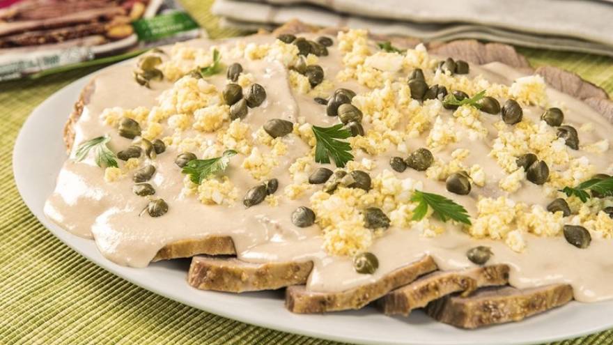 El vitel toné se puede presentar con alcaparras, huevo duro y perejil