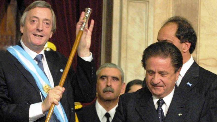 Cuando Menem se retiró de la segunda vuelta, Kirchner se cosagró presidente de la Argentina