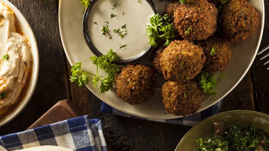 El cilantro es una de las hieras que se usa para condimentar el falafel