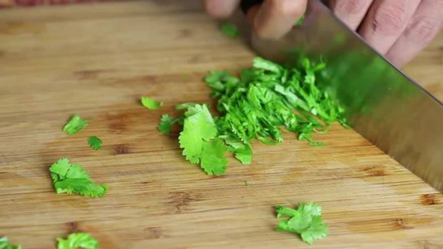 El cilantro se usa en la cocina como saborizante y aromatizante