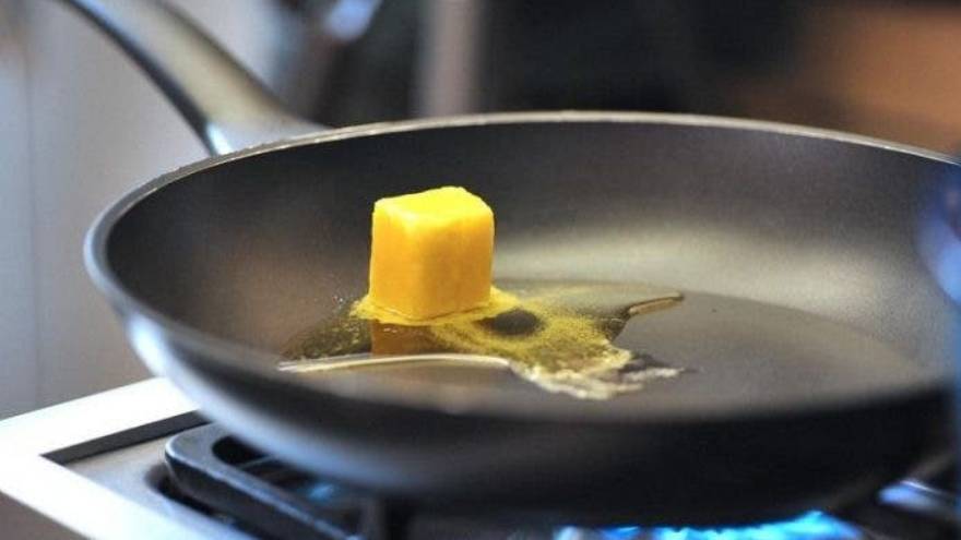 Antes de hacer los panqueques se recomienda derretir un trozo de manteca en la sartén