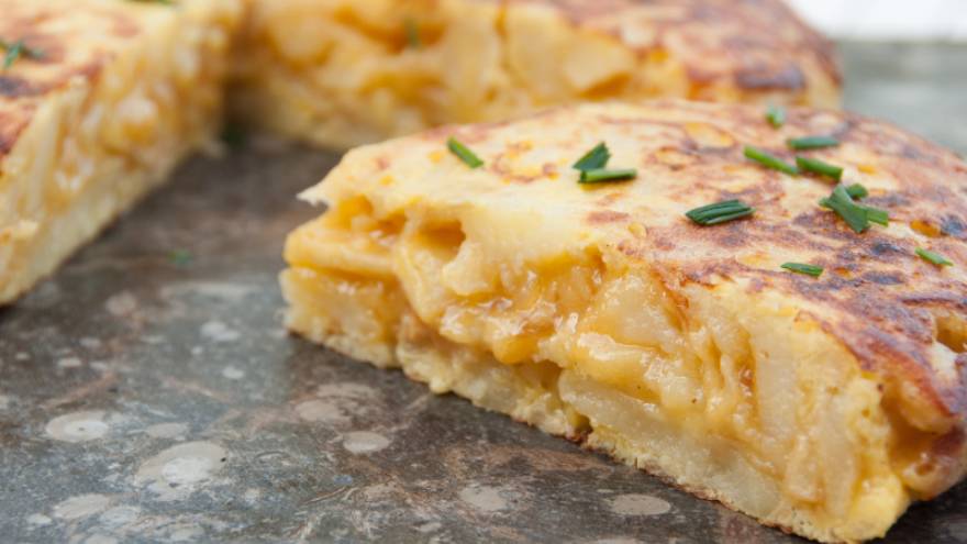La tortilla de papas se puede comer babé o más seca, algo que queda a gusto de cada persona