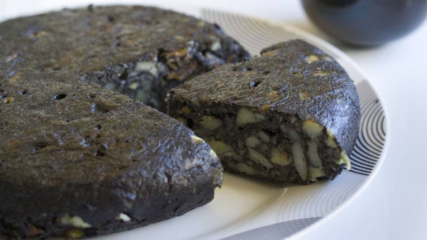 Así se ve la tortilla de papas negra