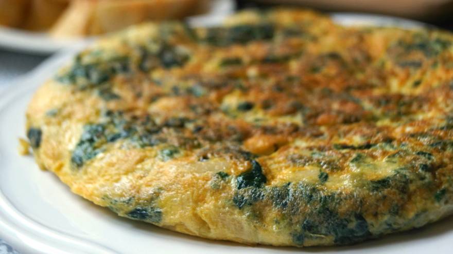 La tortilla también se puede preparar con otros vegetales, como la espinaca o la acelga, por ejemplo