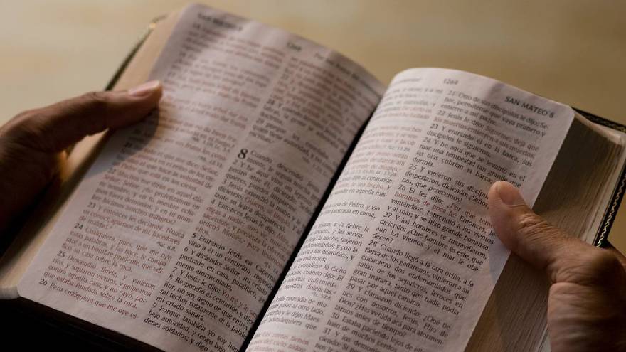 La explicación de esta frase popular se puede encontrar en una historia de la Biblia