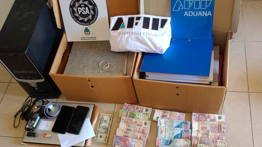 En los allanamientos se hallaron vehícualos, armas, dinero y dispositivos tecnológicos