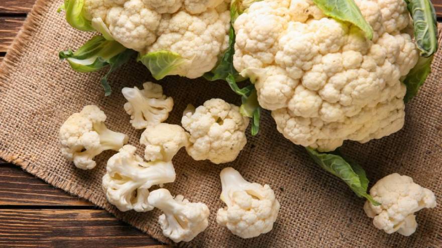 El coliflor es una de los ingredientes que se puede agregar a la quinoa para hacer esta receta